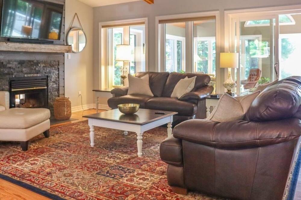 Photo of Livingroom in Algonquin Highlands