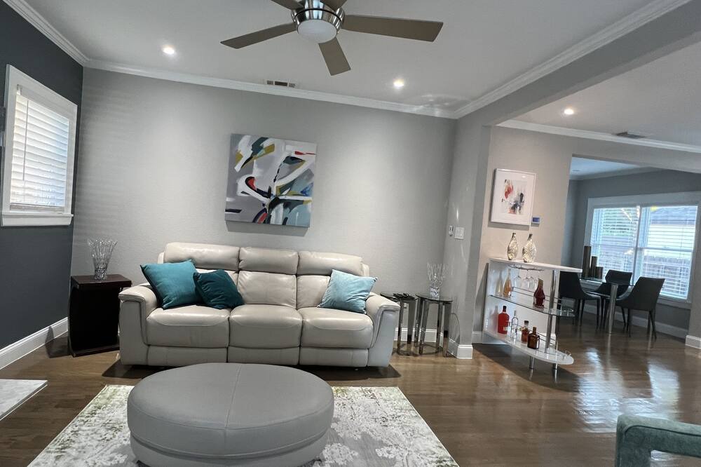 Photo of Livingroom in Knox - Henderson
