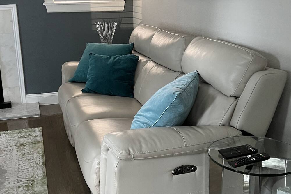 Photo of Livingroom in Knox - Henderson