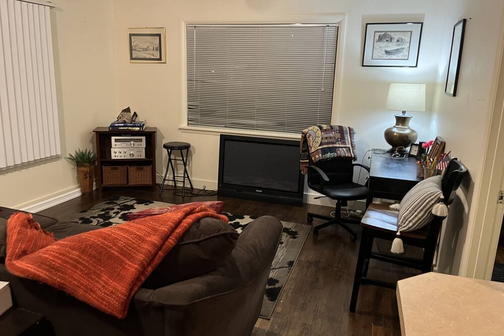 Photo of Livingroom in South Forest Park