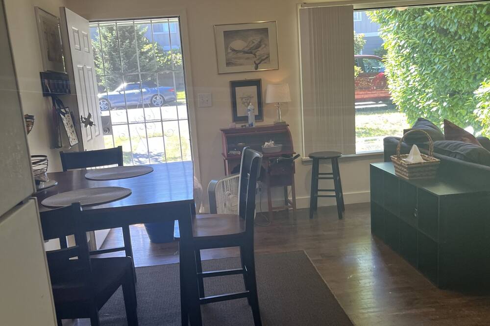 Photo of Livingroom in South Forest Park