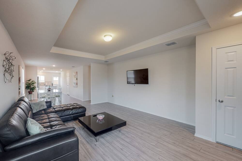 Photo of Livingroom in Aubrey