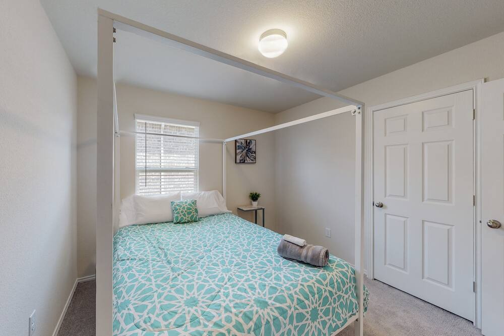 Photo of Bedroom in Aubrey