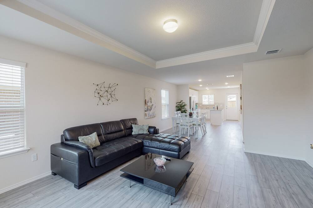 Photo of Livingroom in Aubrey