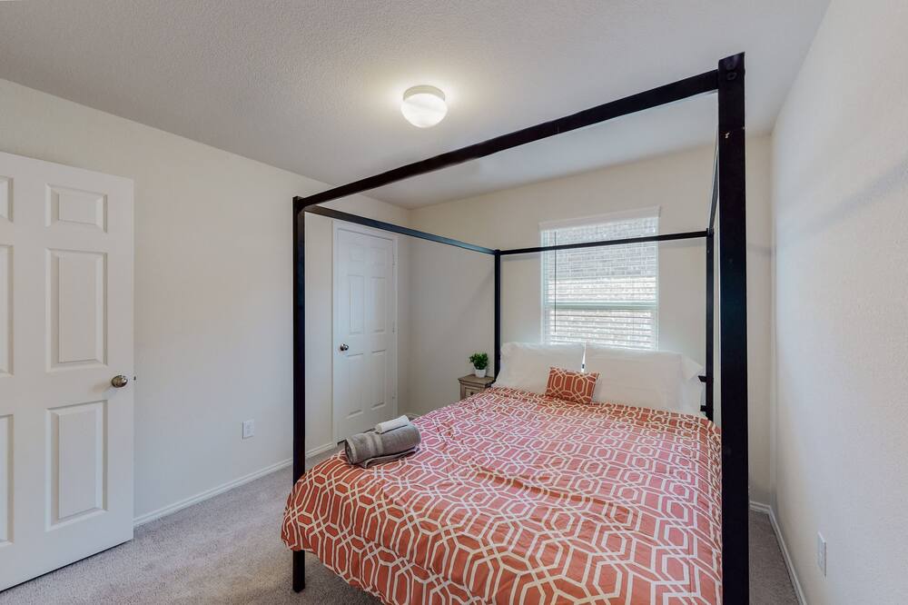 Photo of Bedroom in Aubrey