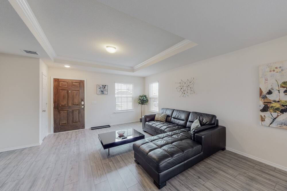 Photo of Livingroom in Aubrey