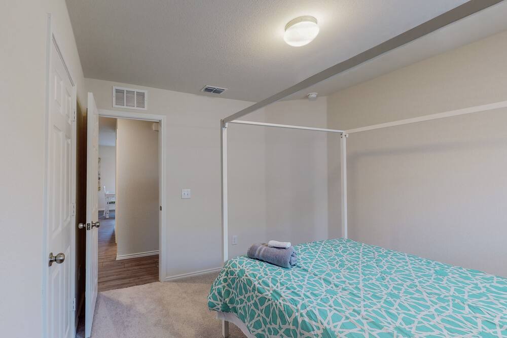 Photo of Bedroom in Aubrey
