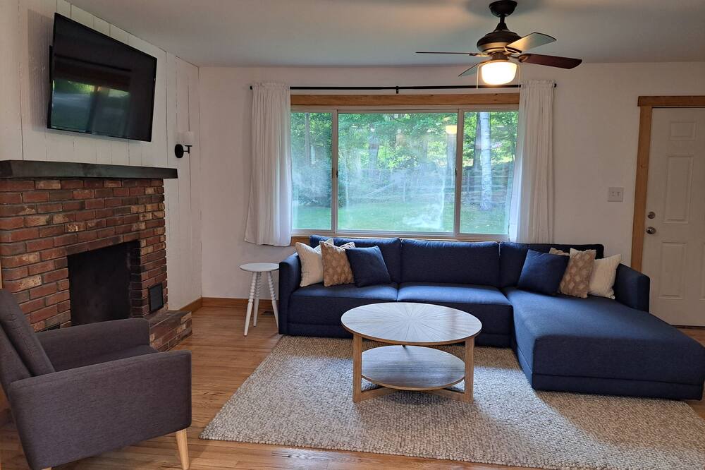 Photo of Livingroom in Sunapee