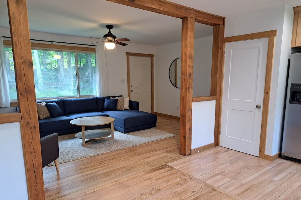 Photo of Livingroom in Sunapee