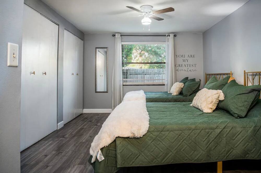 Photo of Bedroom in Timberlane Woodlake