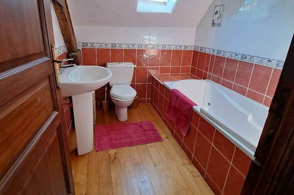 Photo of Bathroom in Villeneuve d'Aveyron