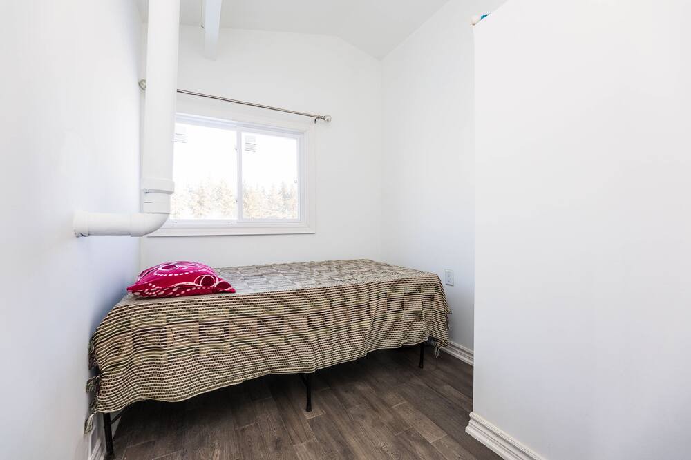 Photo of Bedroom in Mono