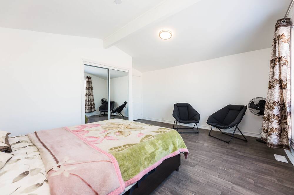Photo of Bedroom in Mono
