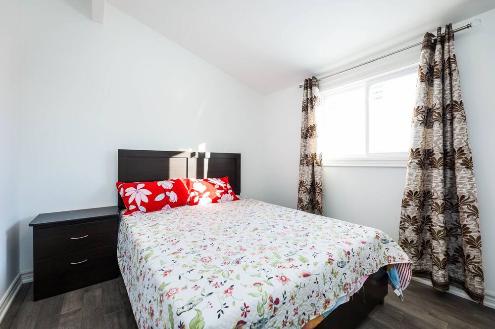 Photo of Bedroom in Mono