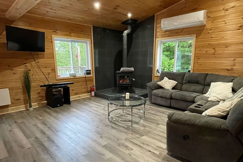 Photo of Livingroom in Mansfield-et-Pontefract