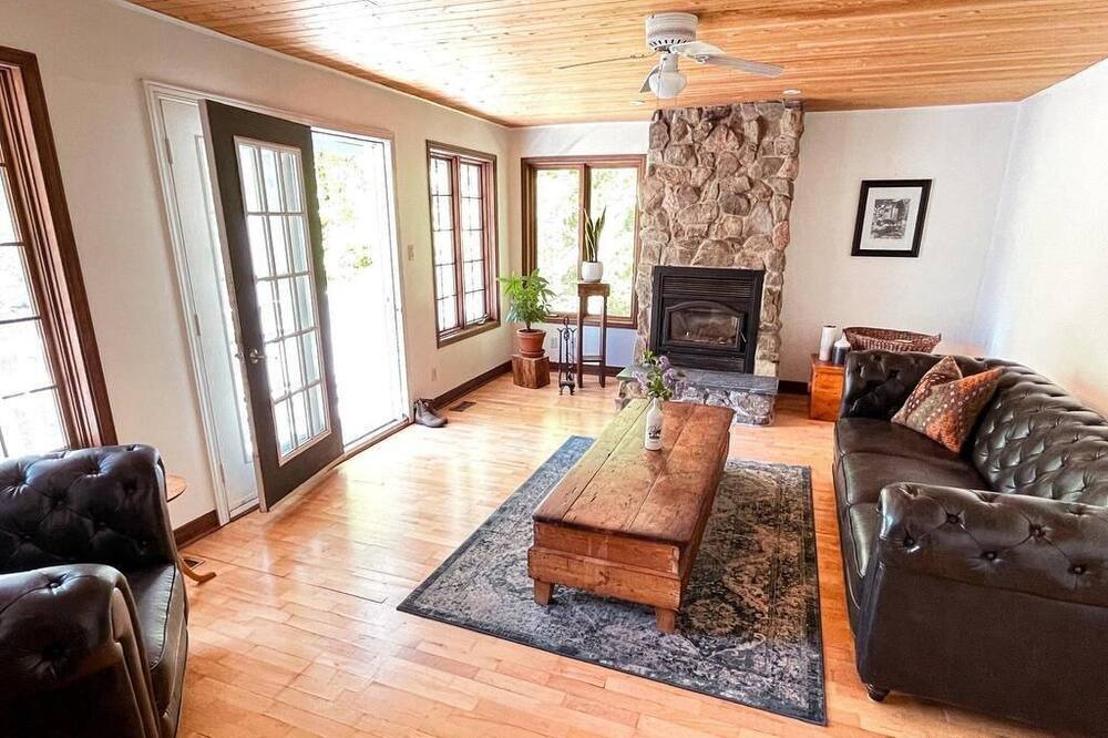 Photo of Livingroom in Val-des-Monts