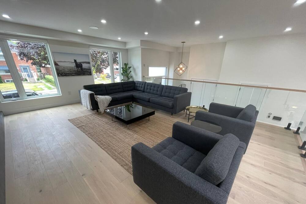 Photo of Livingroom in Birch Cliff