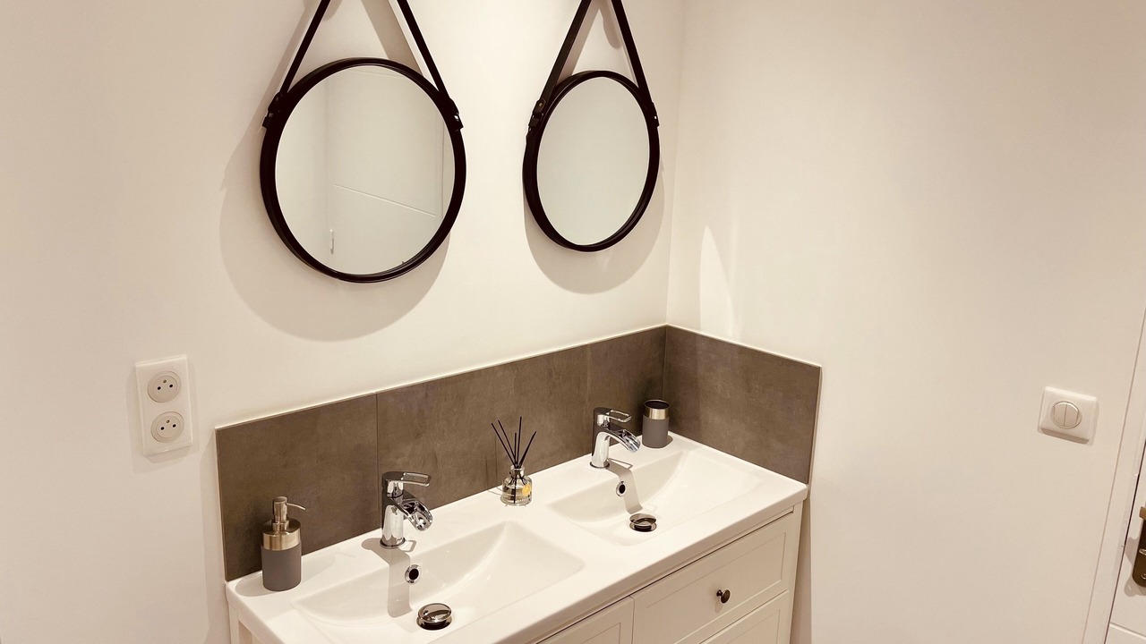 Photo of Others in Poncins