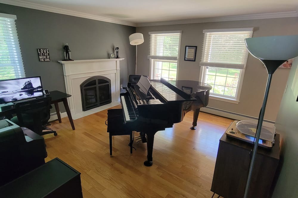 Photo of Livingroom in Madbury