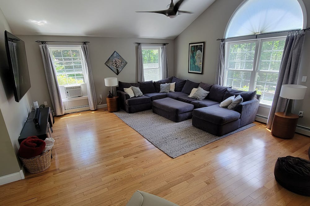 Photo of Livingroom in Madbury
