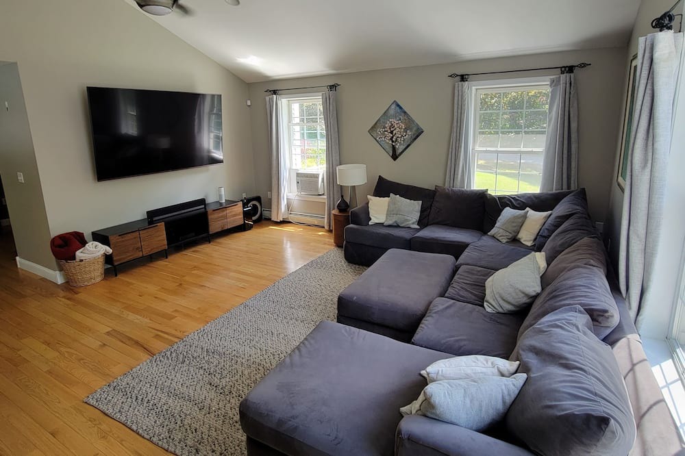 Photo of Livingroom in Madbury