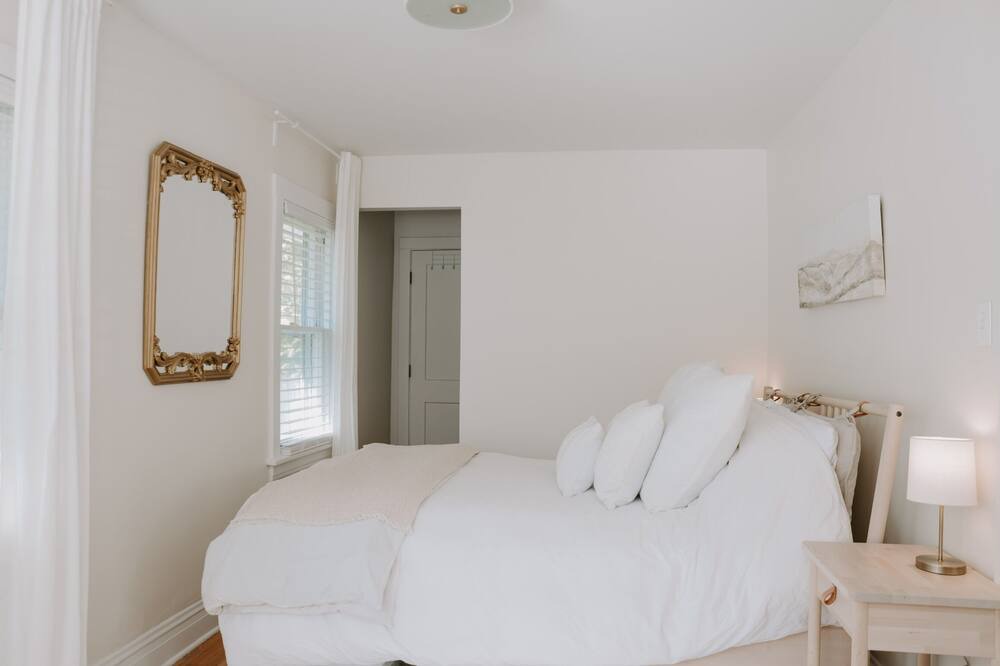 Photo of Bedroom in Glen Ellyn