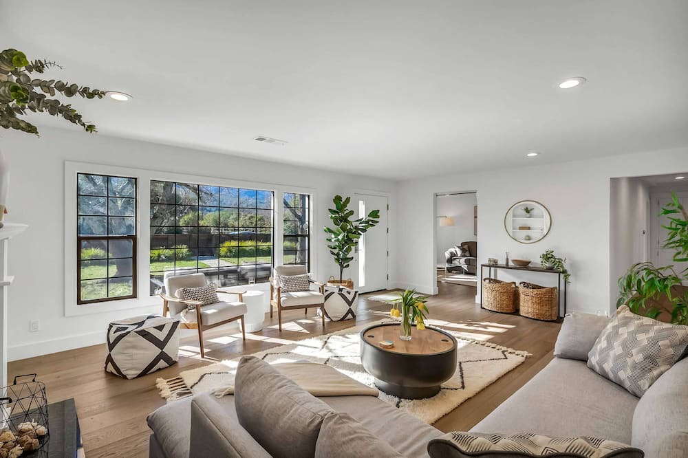 Photo of Livingroom in St. Helena