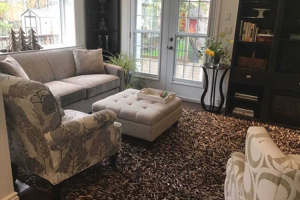 Photo of Livingroom in Napanee