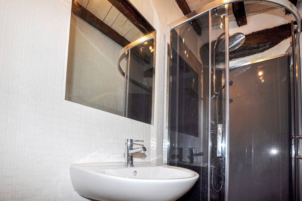 Photo of Bathroom in Estagel