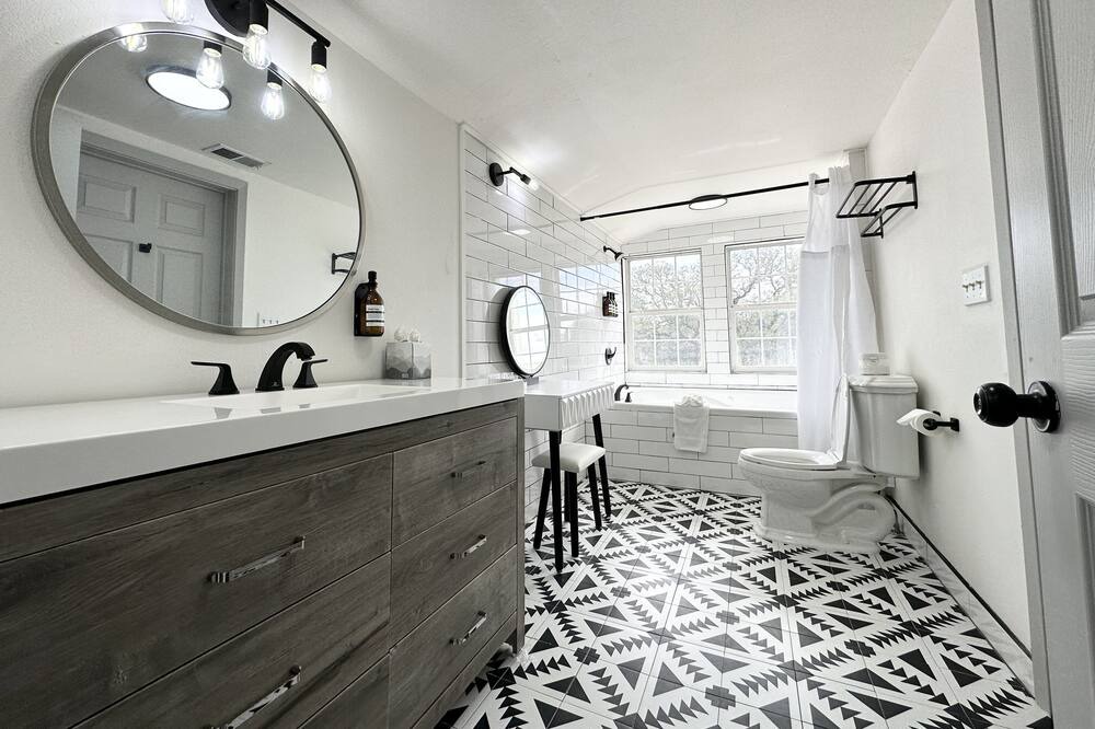 Photo of Bathroom in Driftwood