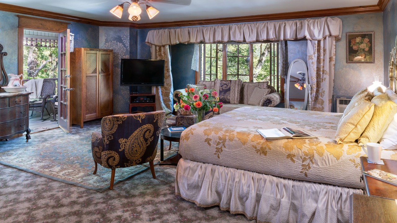 Photo of Bedroom in Eureka Springs Historic District