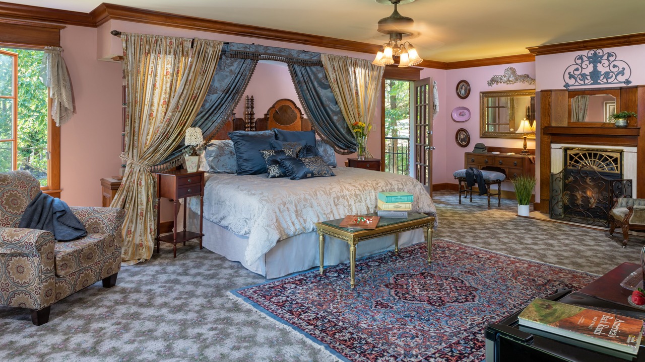 Photo of Bedroom in Eureka Springs Historic District