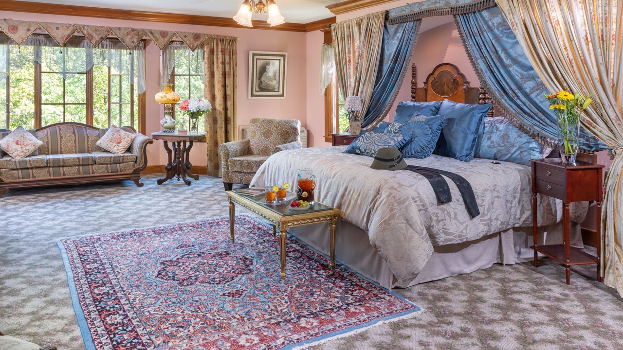 Photo of Bedroom in Eureka Springs Historic District