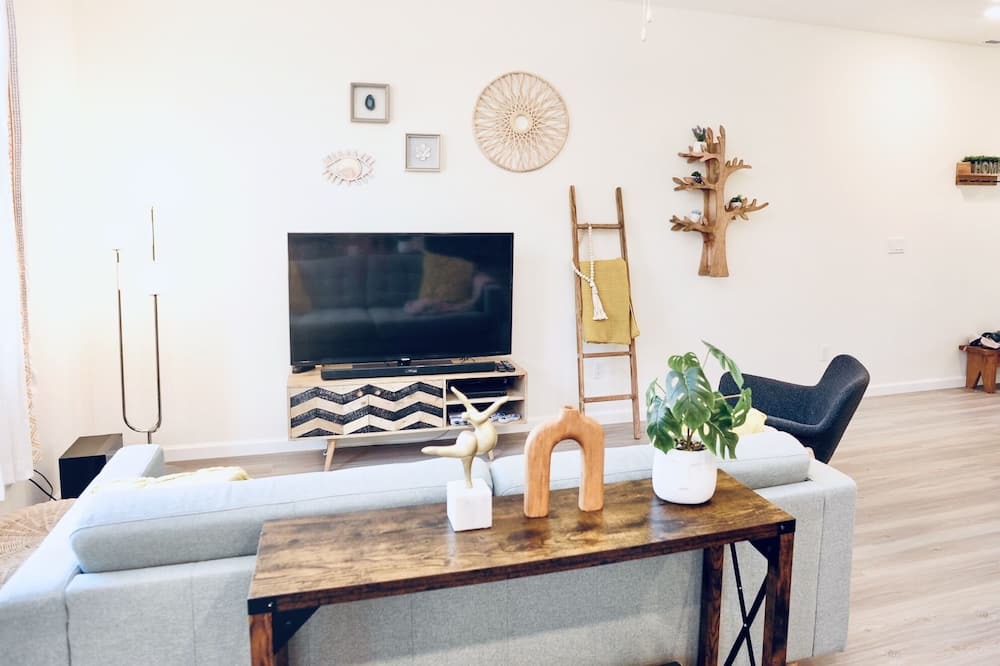 Photo of Livingroom in Pleasant Valley