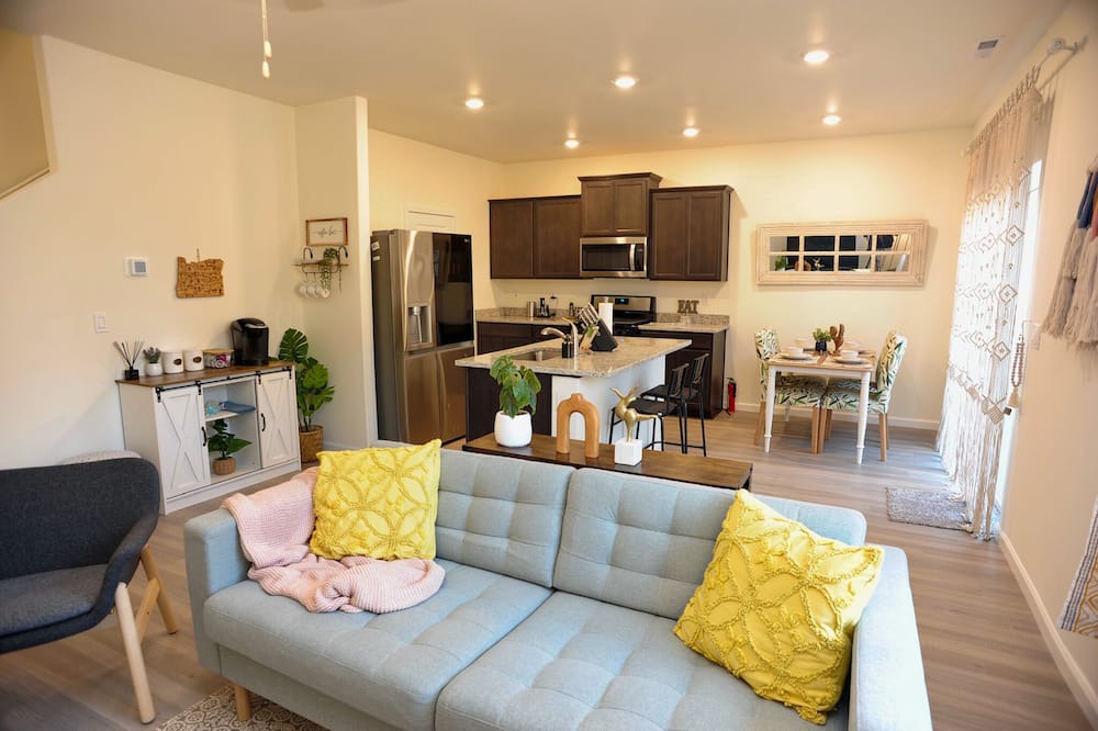 Photo of Livingroom in Pleasant Valley