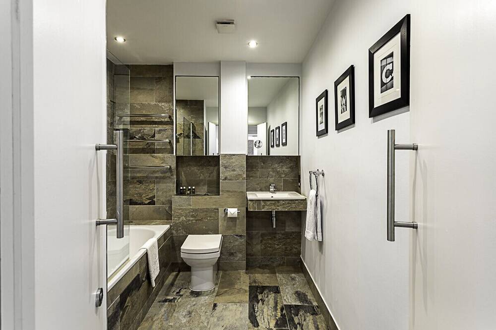 Photo of Bathroom in Queenhithe