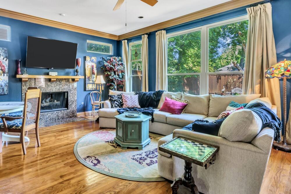 Photo of Livingroom in Junius Heights
