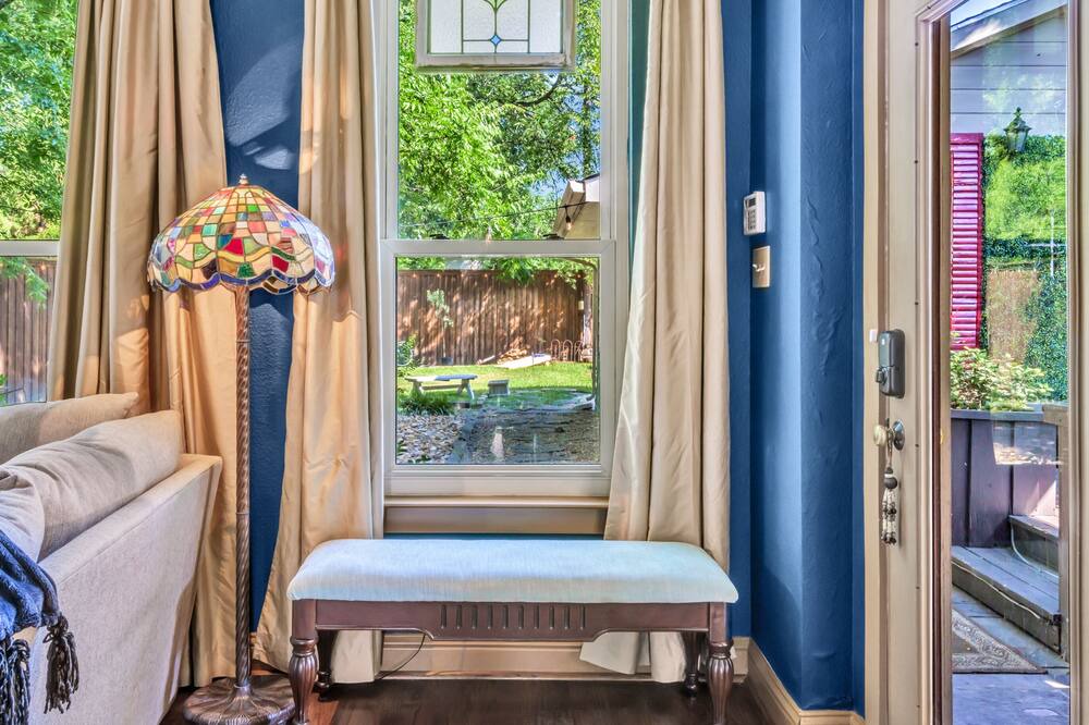 Photo of Livingroom in Junius Heights