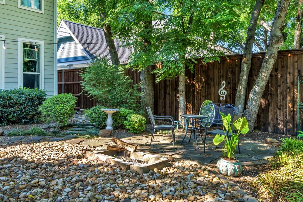 Photo of Outdoor in Junius Heights