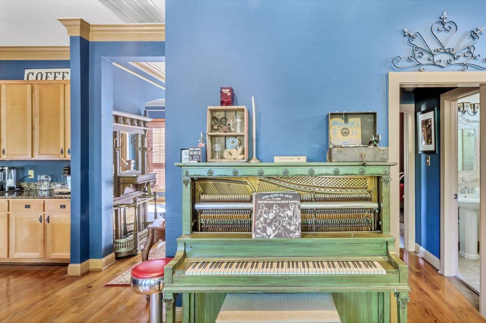 Photo of Bedroom in Junius Heights