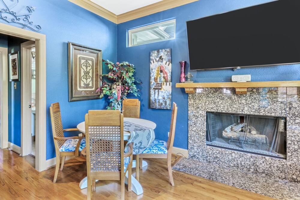 Photo of Livingroom in Junius Heights