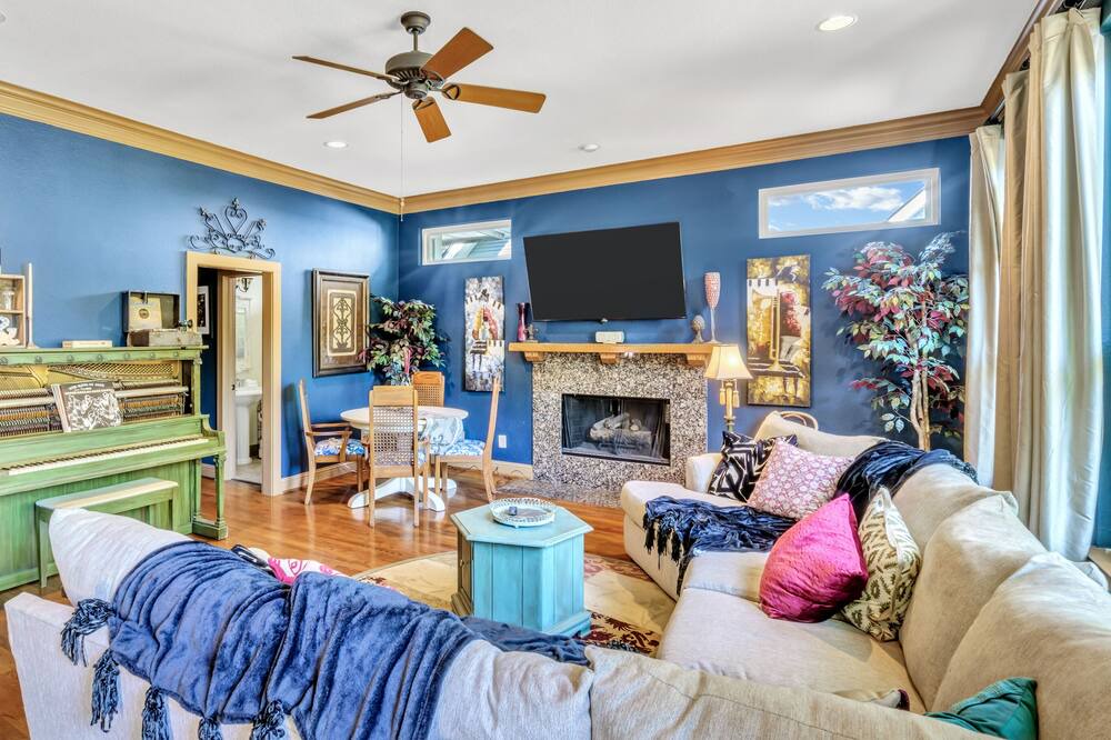 Photo of Livingroom in Junius Heights