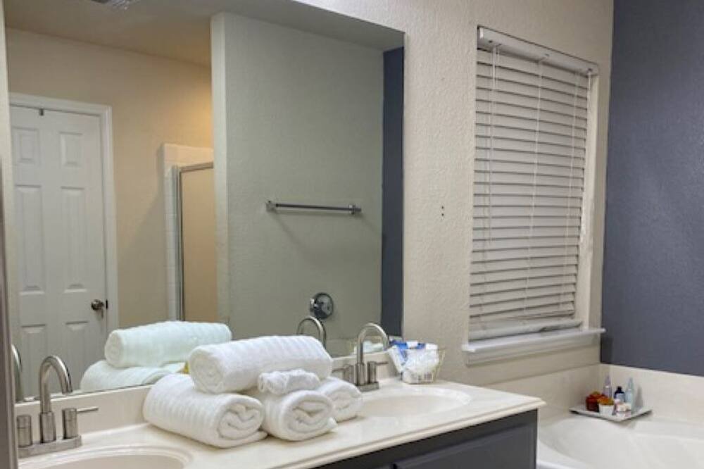 Photo of Bathroom in North by Northwest