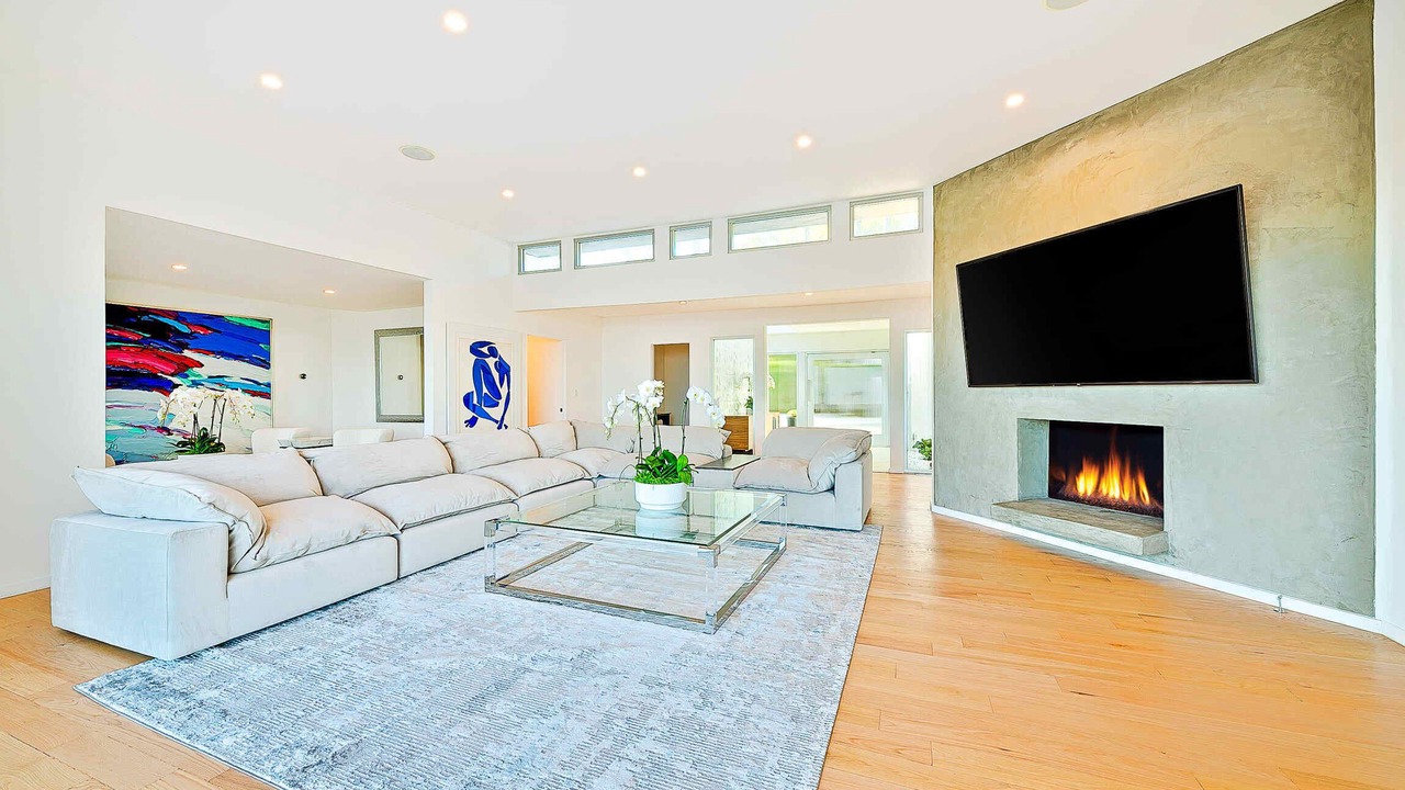 Photo of Livingroom in Beverly Glen
