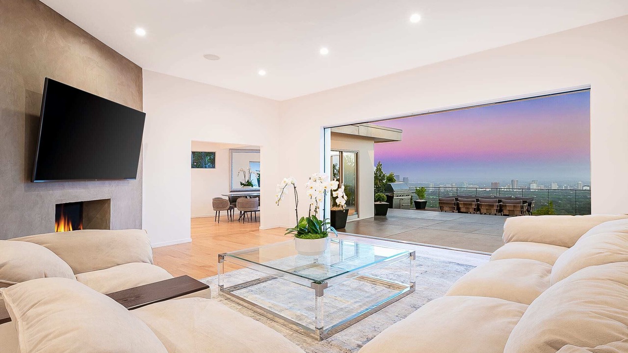 Photo of Livingroom in Beverly Glen