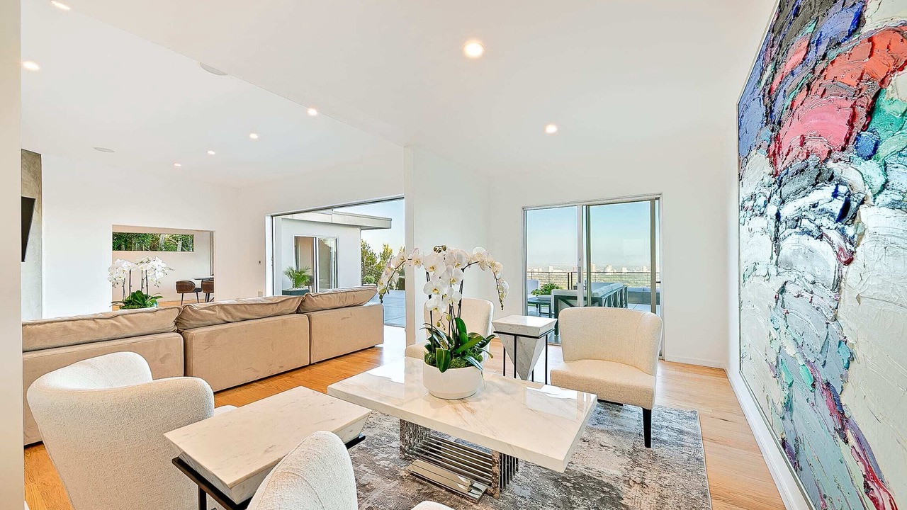 Photo of Livingroom in Beverly Glen