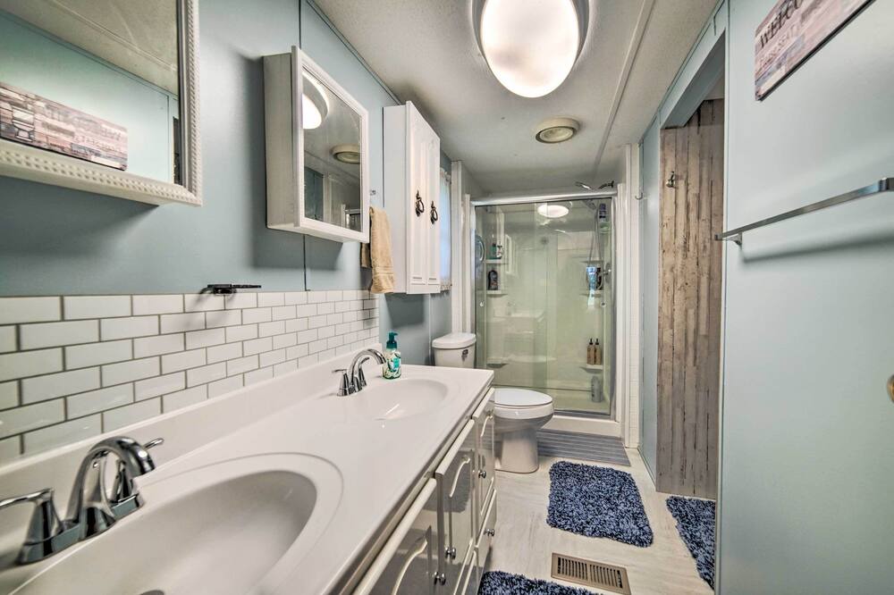 Photo of Bathroom in La Follette