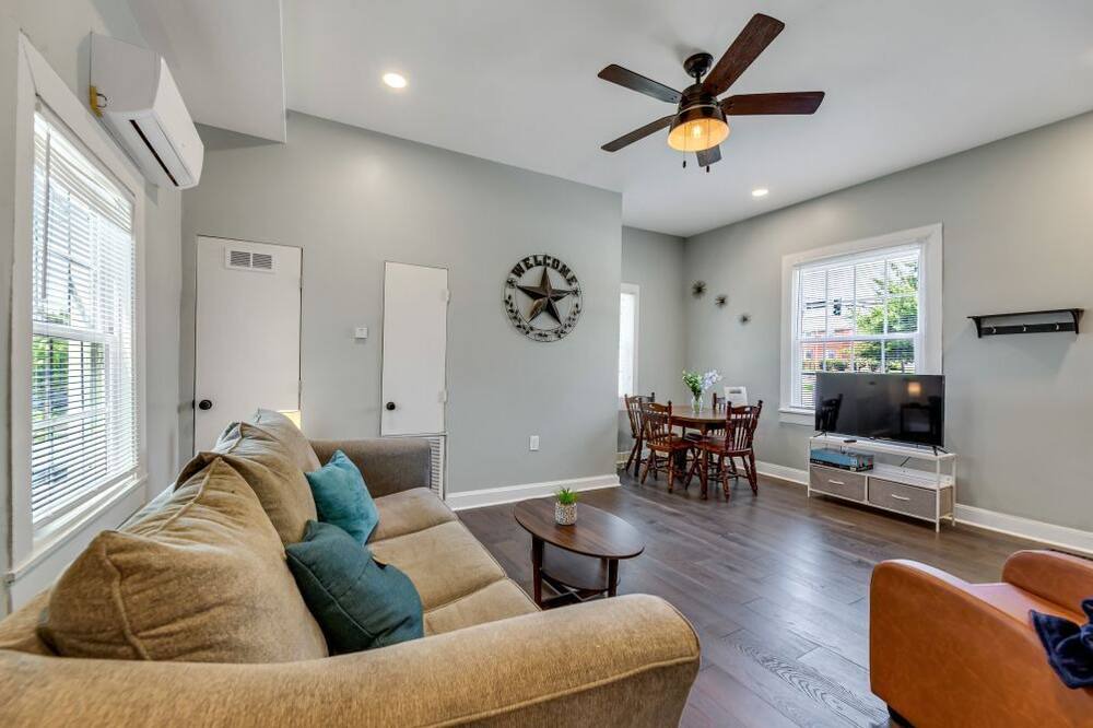 Photo of Livingroom in Downtown Greensboro