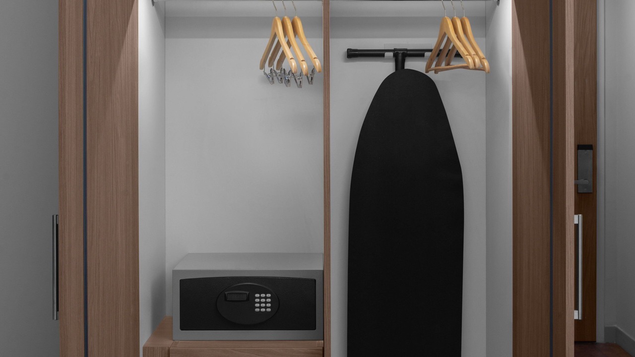 Photo of Bedroom in Main - Military Plaza
