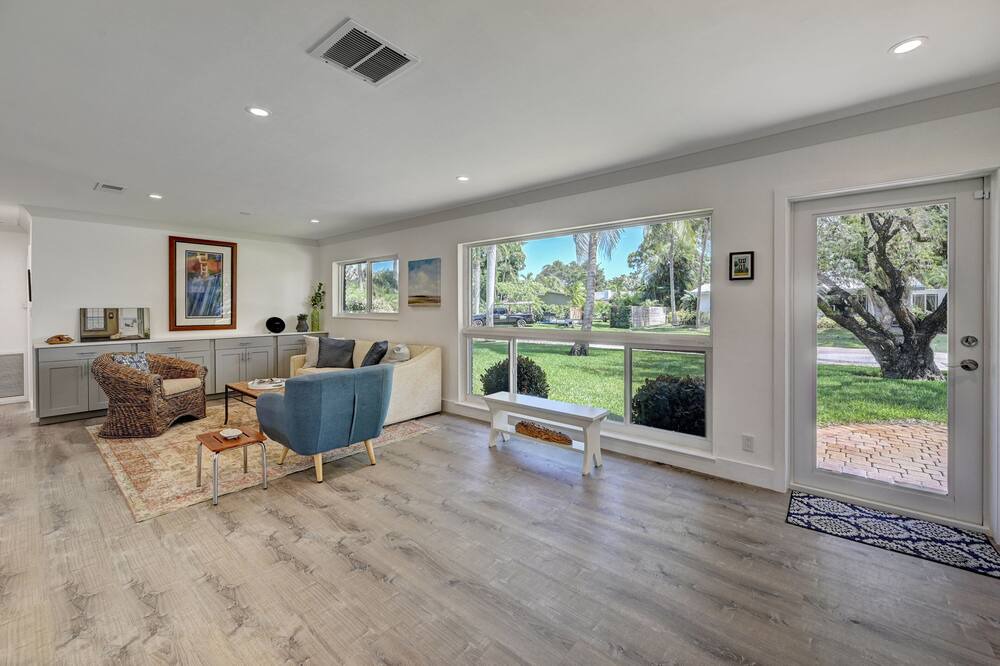 Photo of Livingroom in Oakland Park